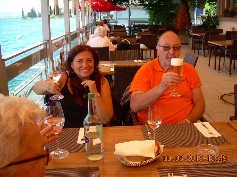 Arrêt pour le repas de midi à Oberhofen au bord du lac de Thoune. Mery et Jean-Pierre à l'apéro.