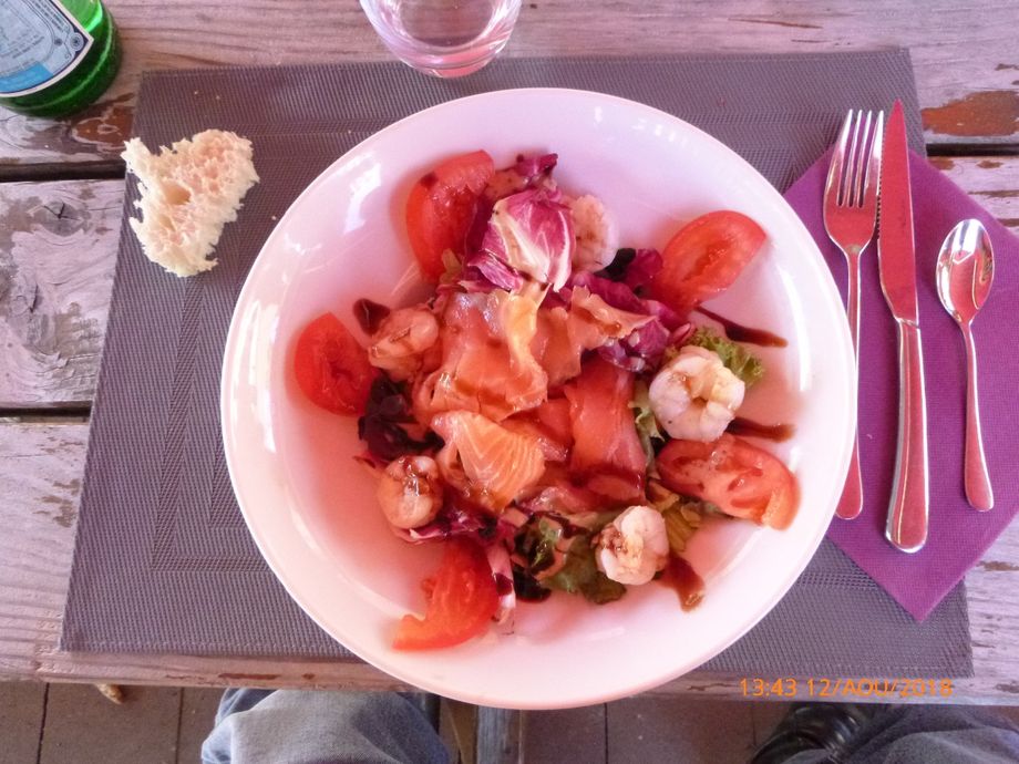 ... salade avec saumon et fruits de mer ...